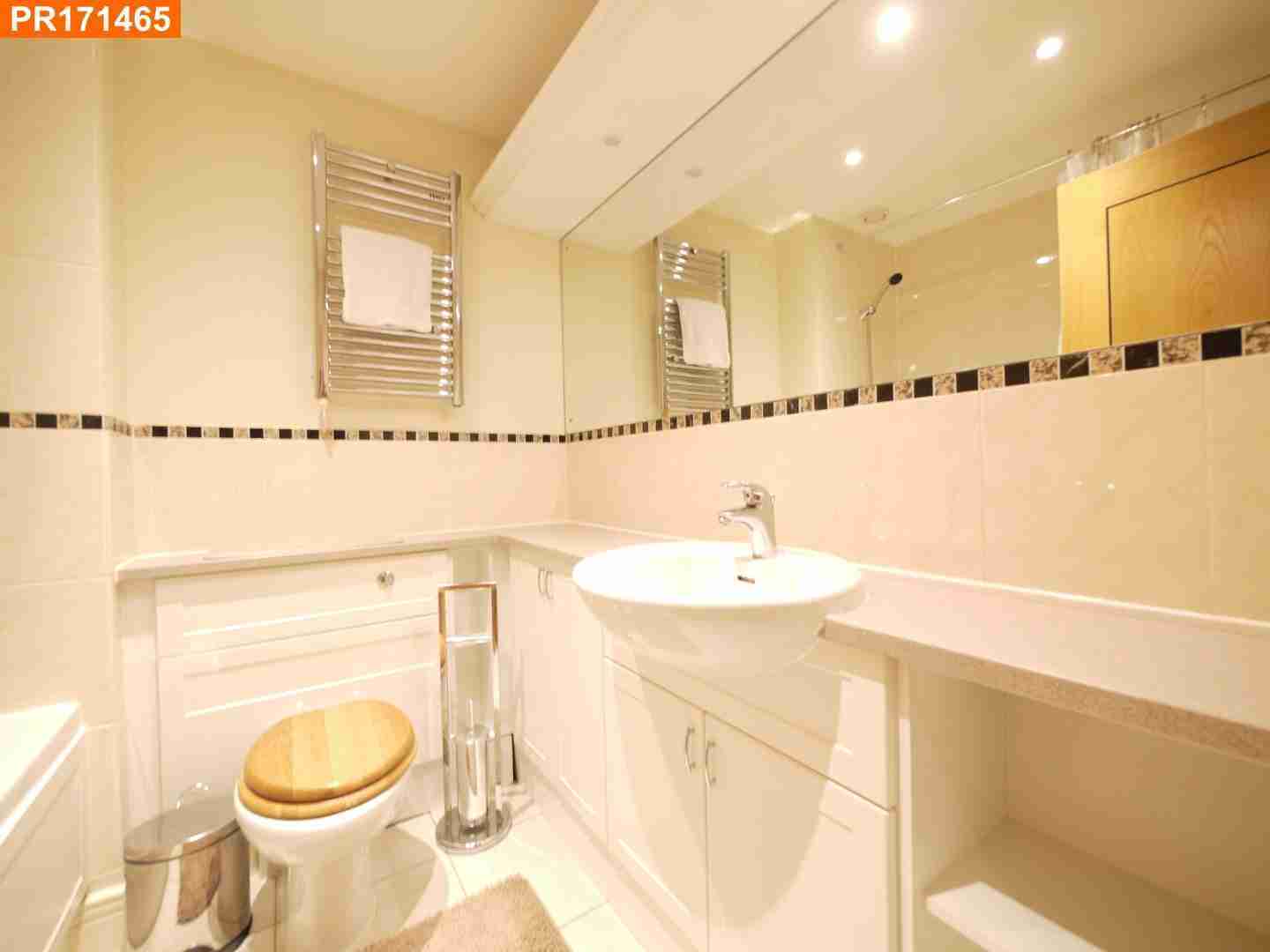 Flat Kensington High Street in Greater London