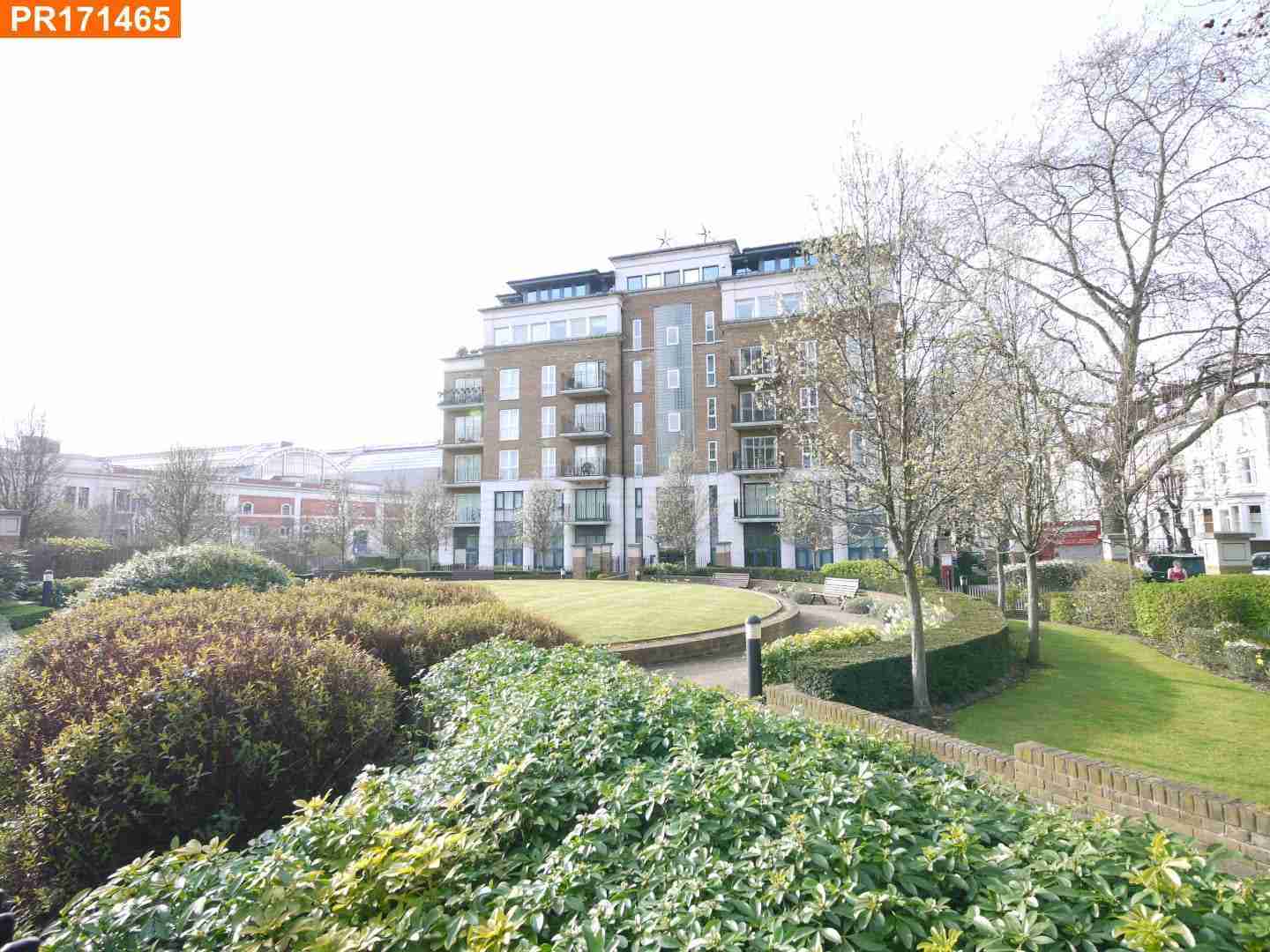 Flat Kensington High Street in Greater London