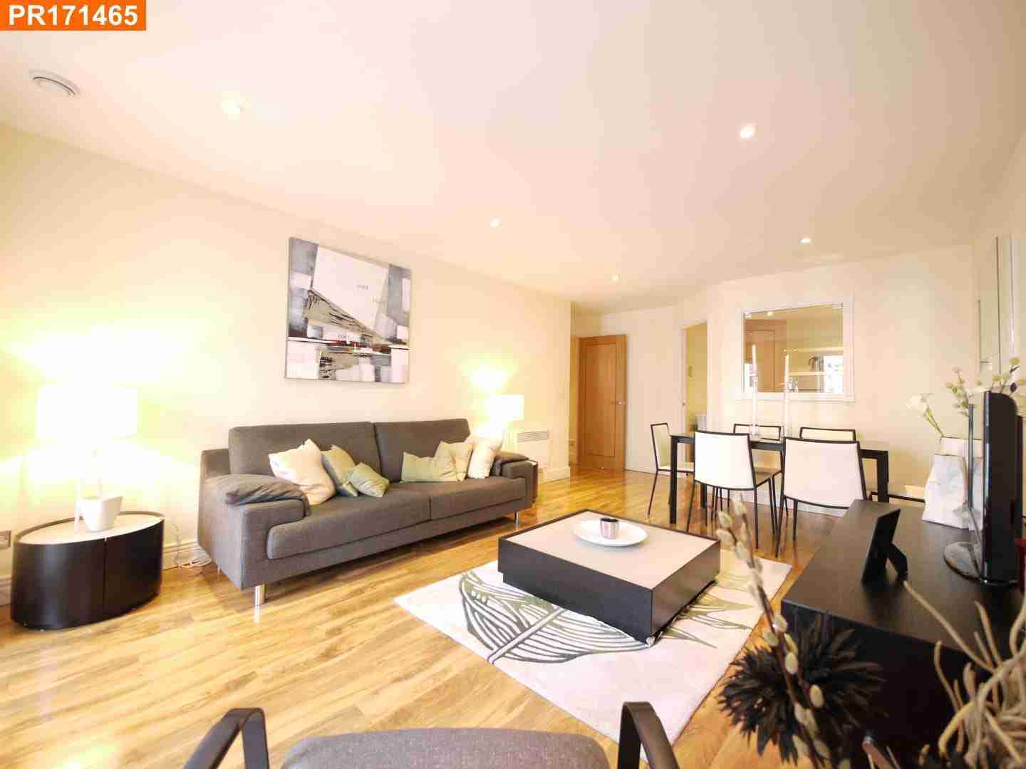 Flat Kensington High Street in Greater London