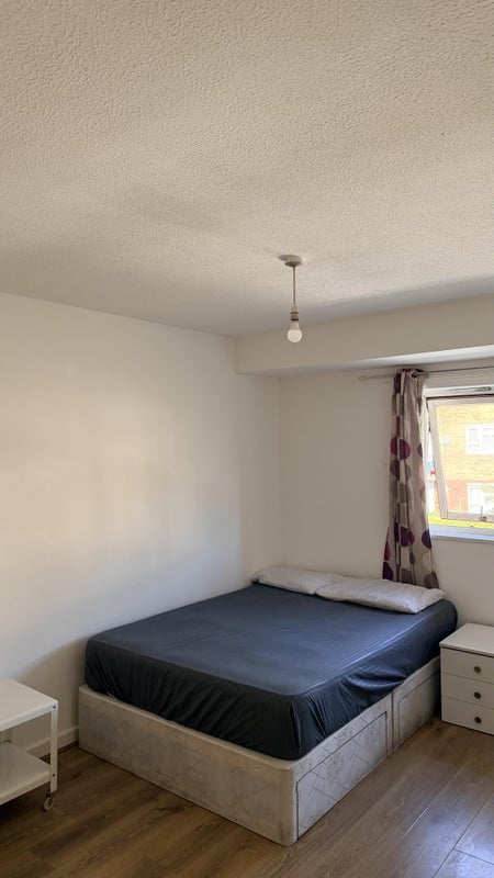 Room Queen's Road in Greater London