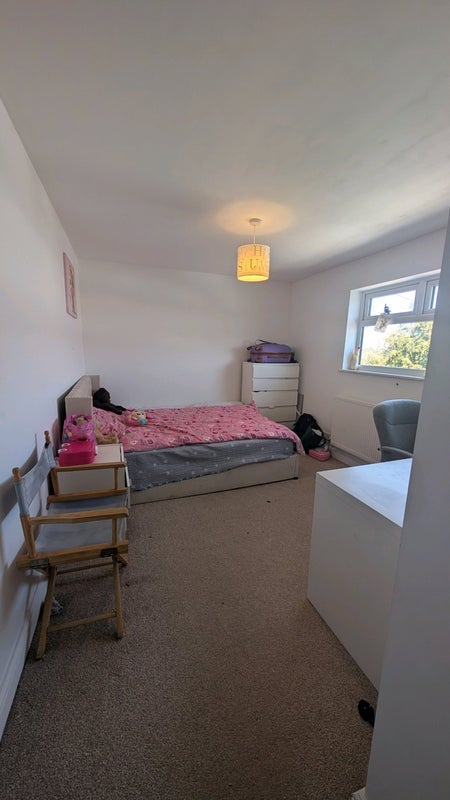 Room Upjohn Crescent in Bristol