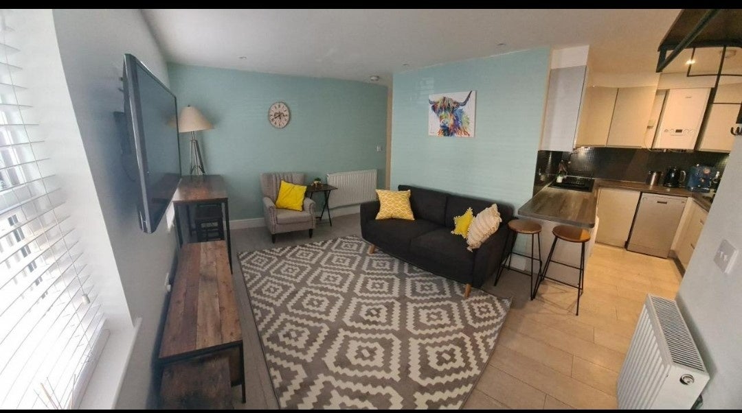 Flat Avondale Road in Greater London