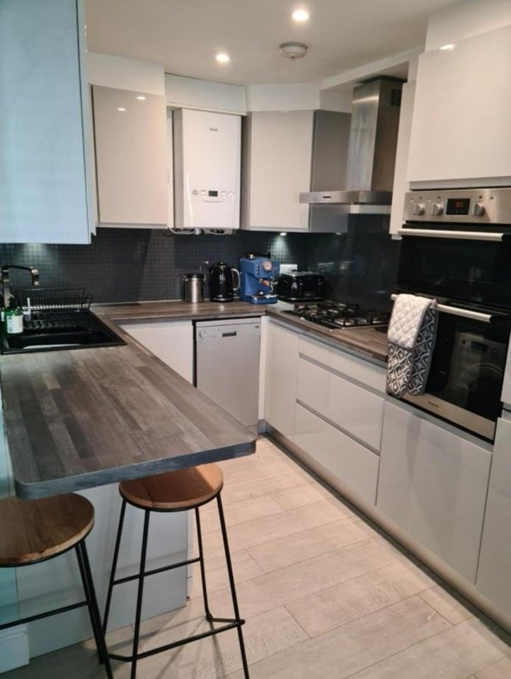 Flat Avondale Road in Greater London