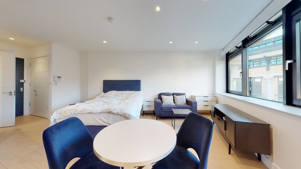 Flat Great West Road in Greater London