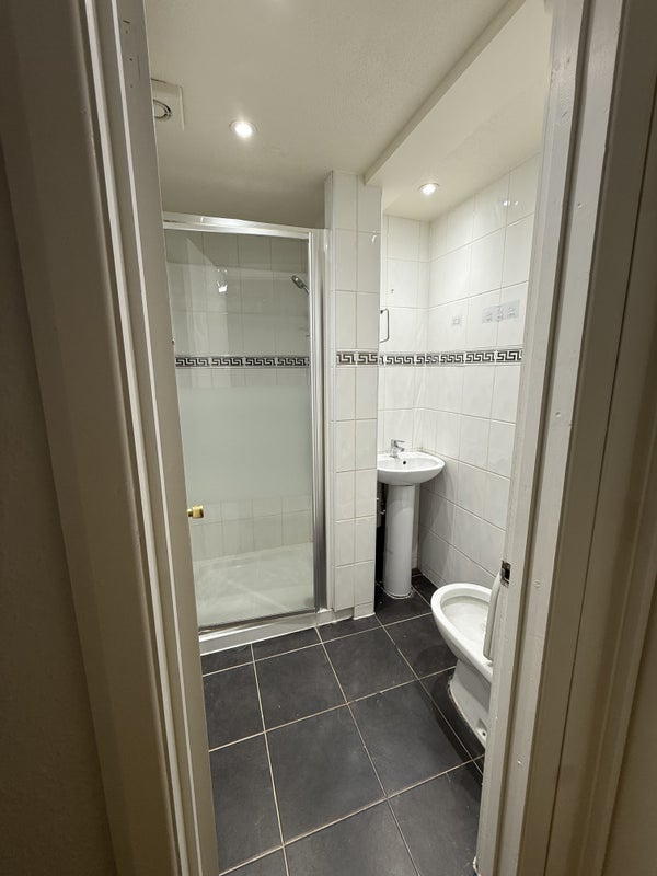 Room Ashley Road in Greater London