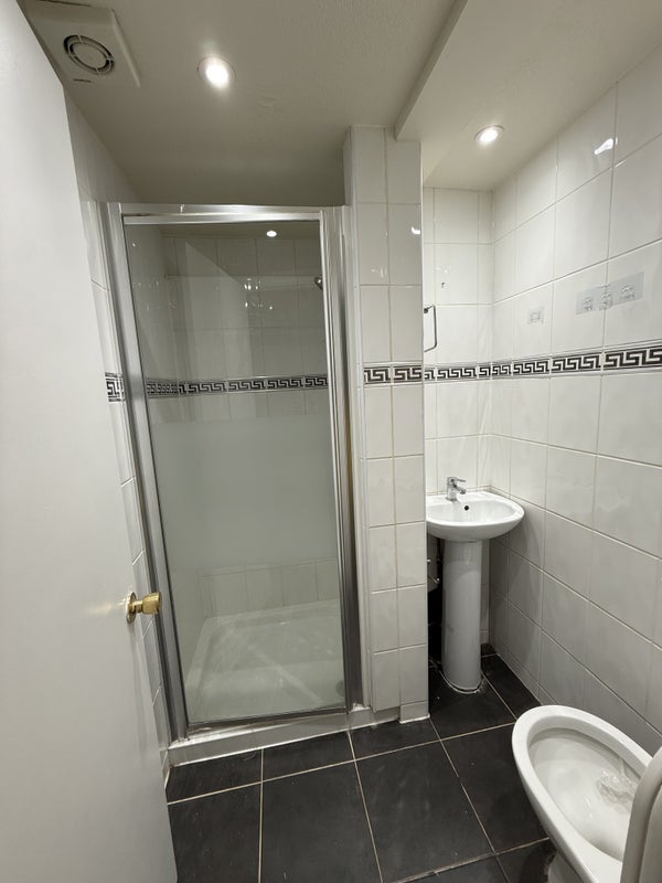 Room Ashley Road in Greater London