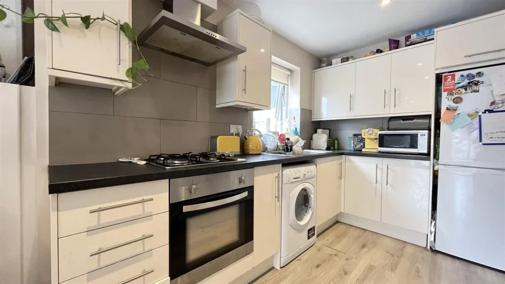 Flat Kohat Road in Greater London