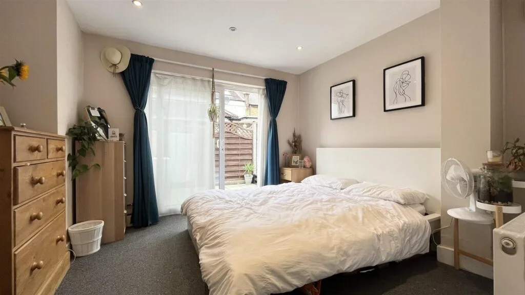 Flat Kohat Road in Greater London