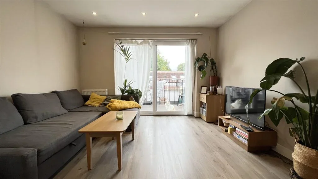 Flat Kohat Road in Greater London