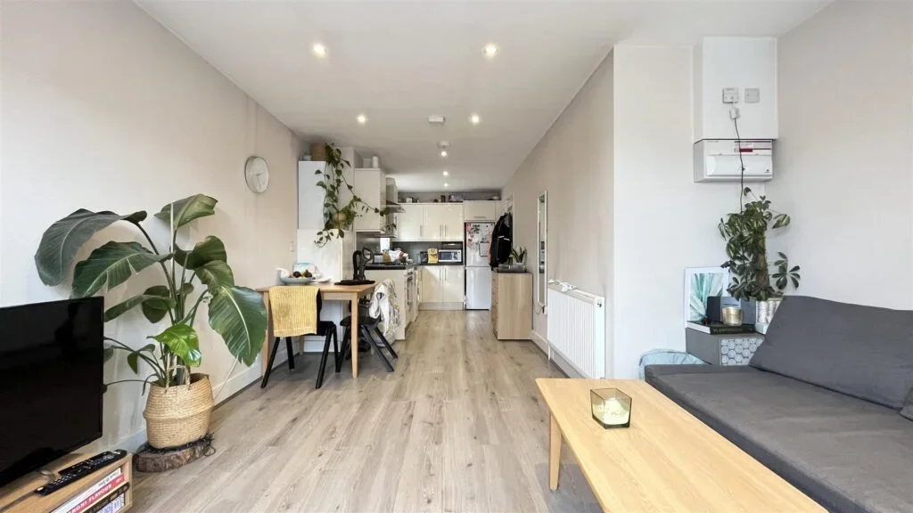 Flat Kohat Road in Greater London
