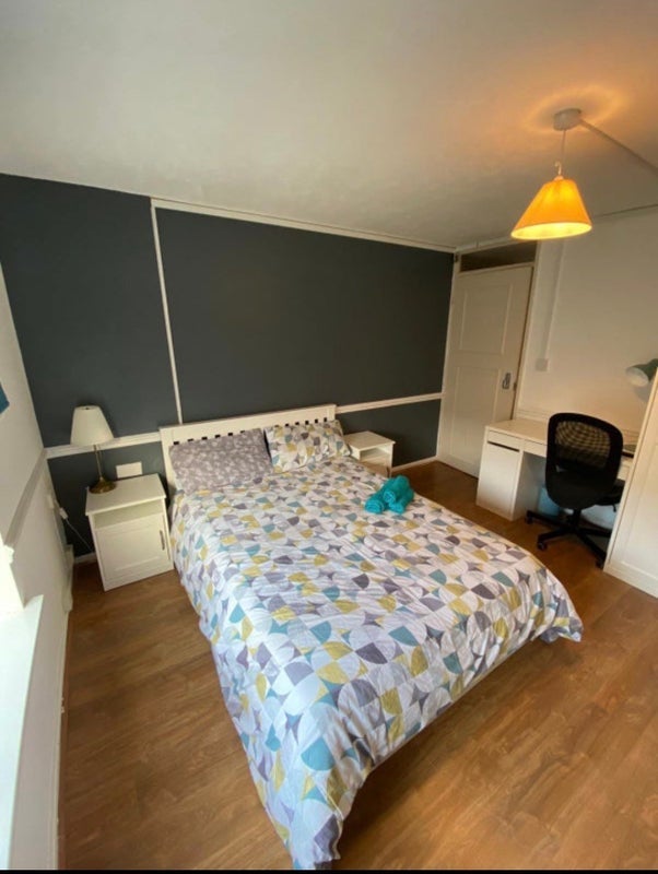 Room Ventnor Avenue in Birmingham