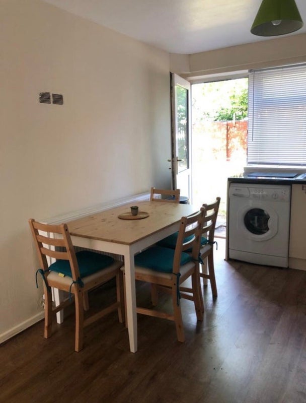 Room Ventnor Avenue in Birmingham