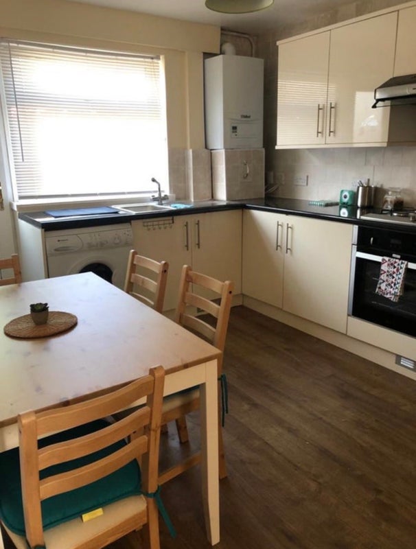 Room Ventnor Avenue in Birmingham