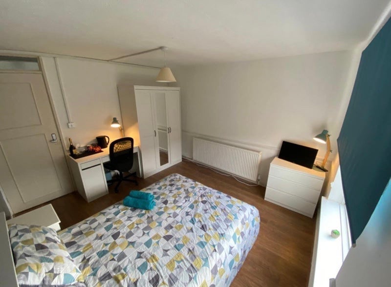 Room Ventnor Avenue in Birmingham
