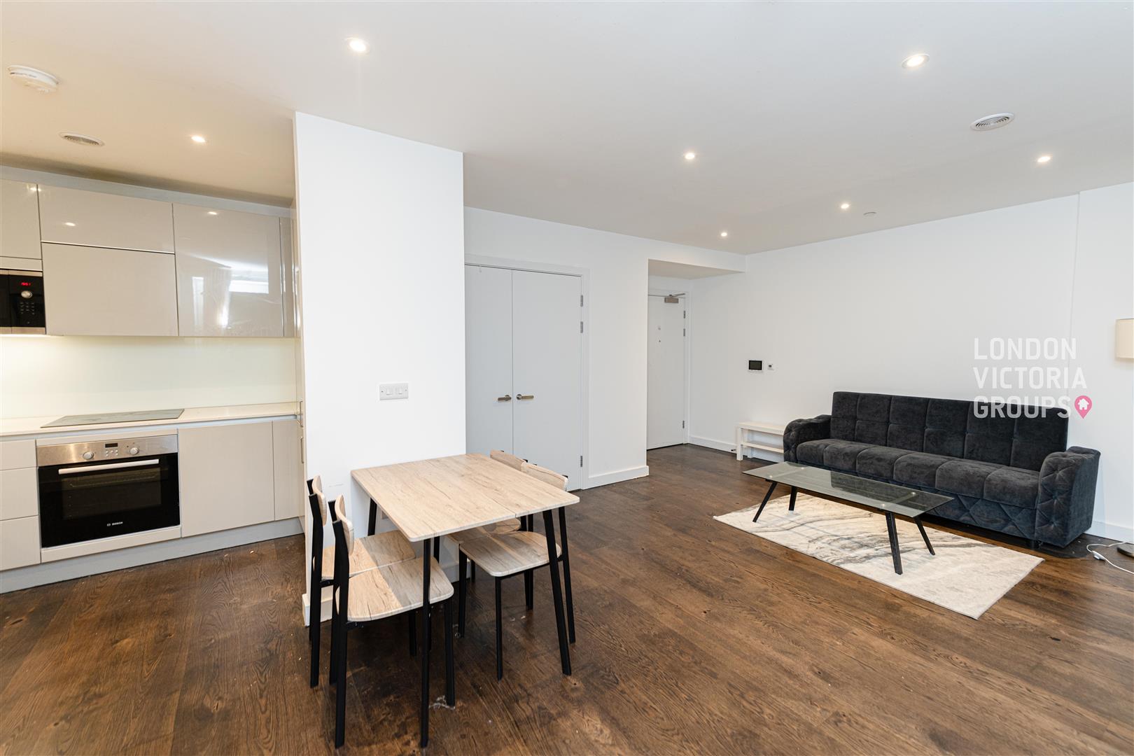 Flat Sayer Street in Greater London