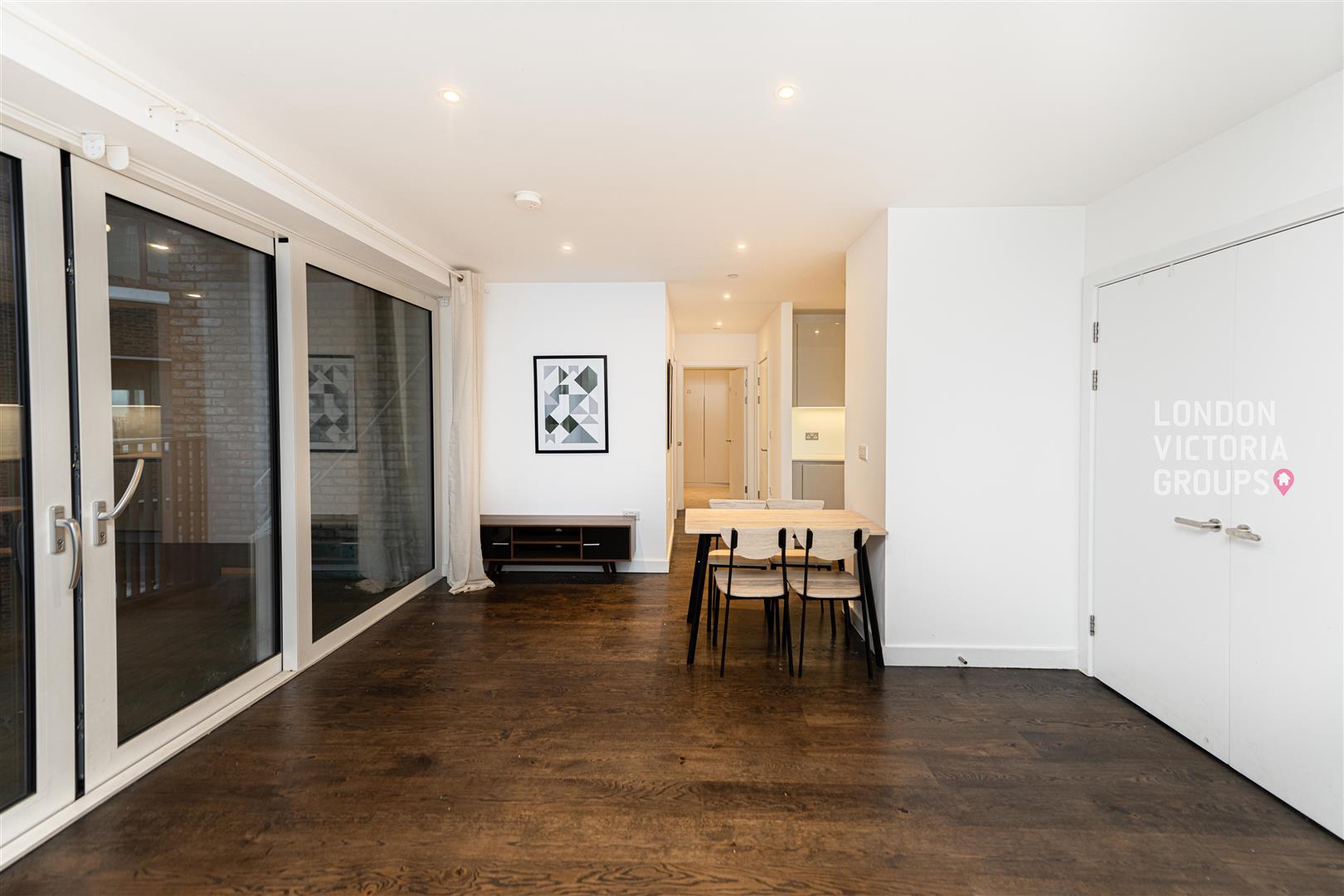 Flat Sayer Street in Greater London