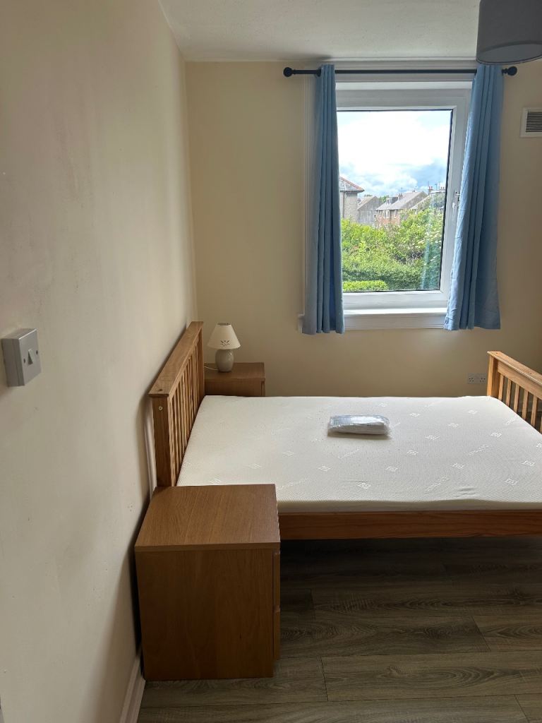 Flat Carrick Knowe Place in City of Edinburgh