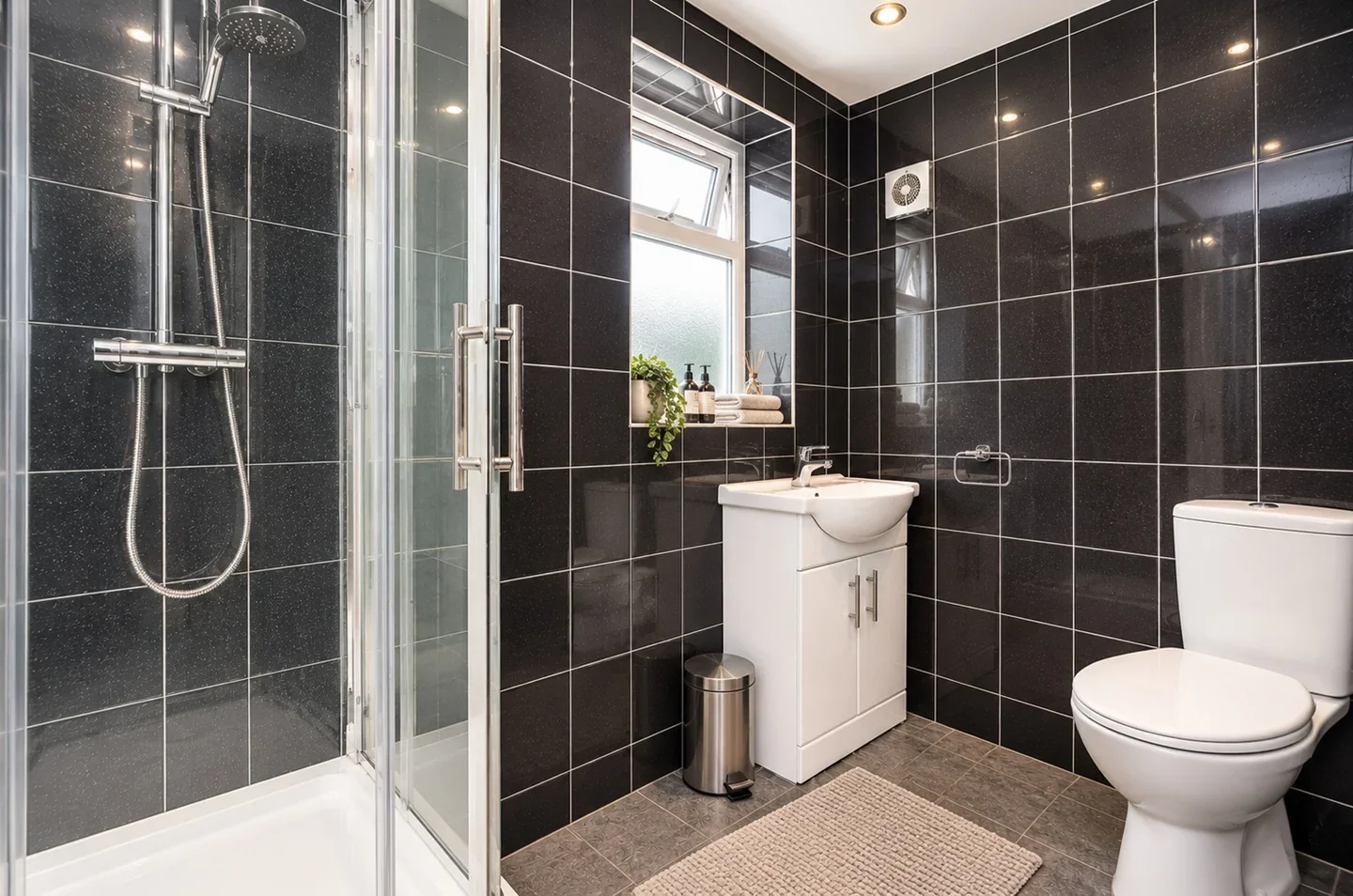 Room Charlton Crescent in Greater London