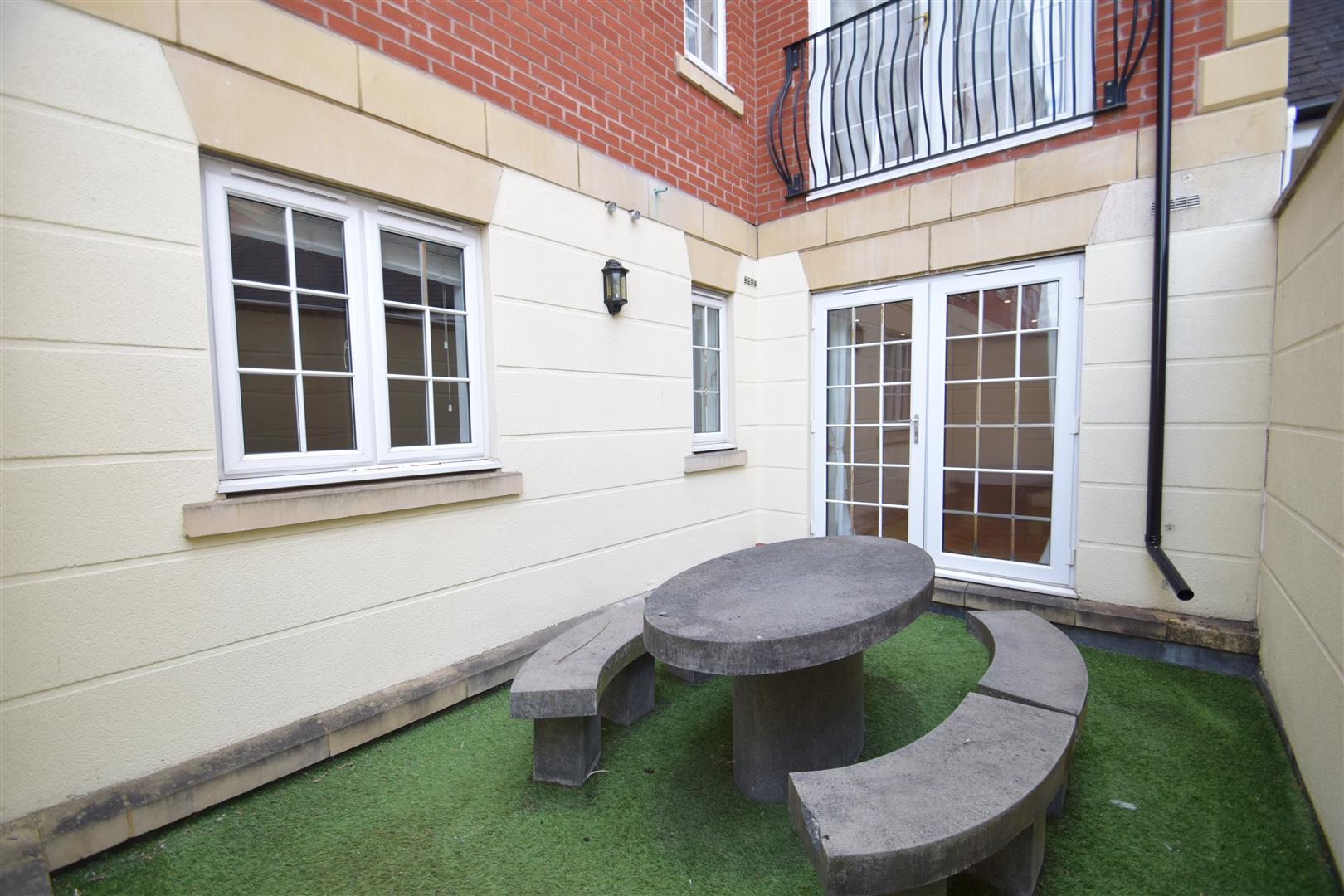 Flat Eastcote Road in Greater London