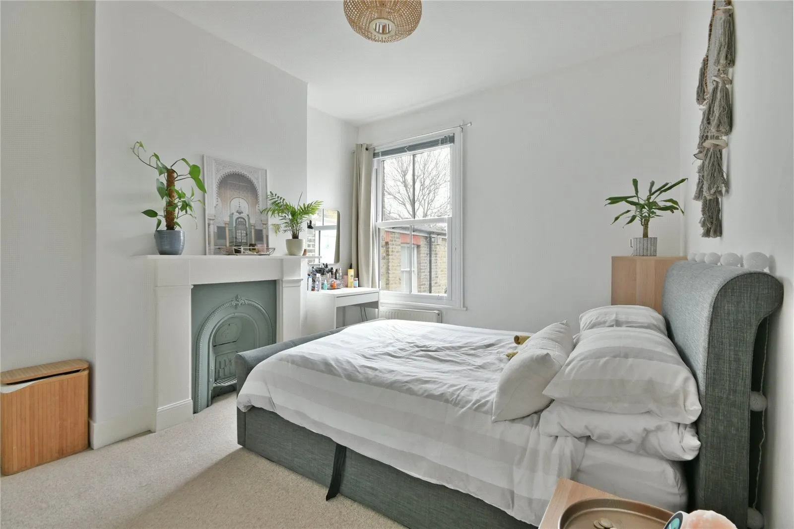 Flat Replingham Road in Greater London