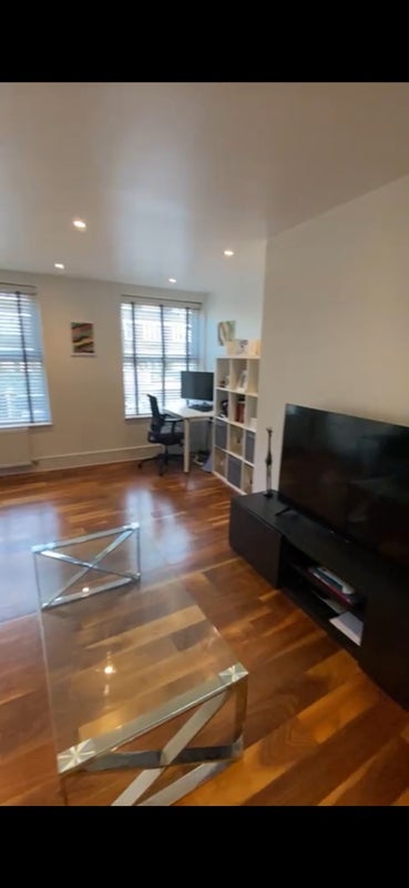 Flat Commercial Road in Greater London