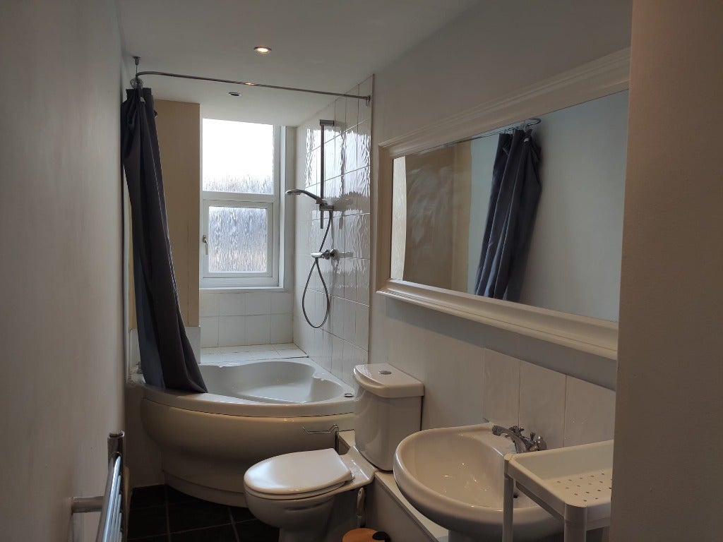 Flat Barlogan Avenue in Glasgow