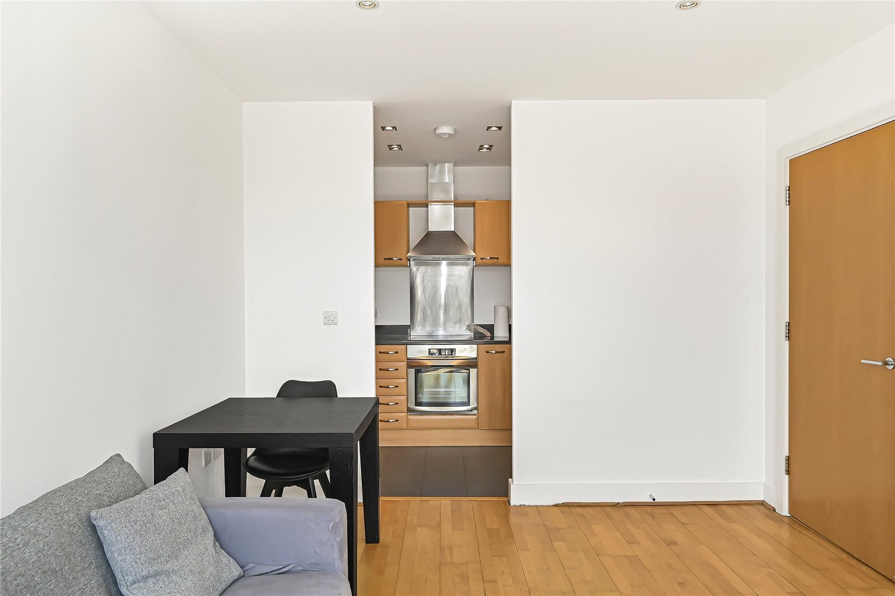 Flat Bridle Mews in Greater London