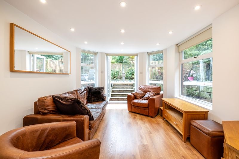 Flat Canfield Gardens in Greater London