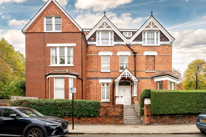 Flat Canfield Gardens in Greater London