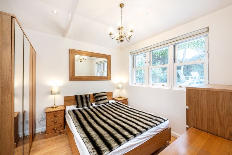 Flat Canfield Gardens in Greater London