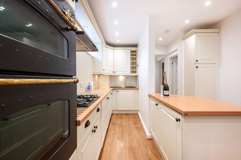 Flat Canfield Gardens in Greater London