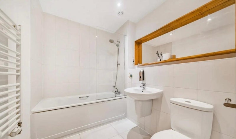 Room St George's Grove in Greater London