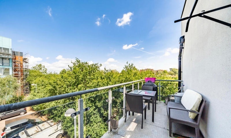 Room St George's Grove in Greater London