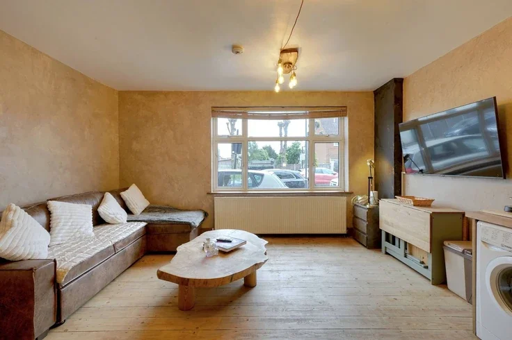 Flat Columbia Avenue in London