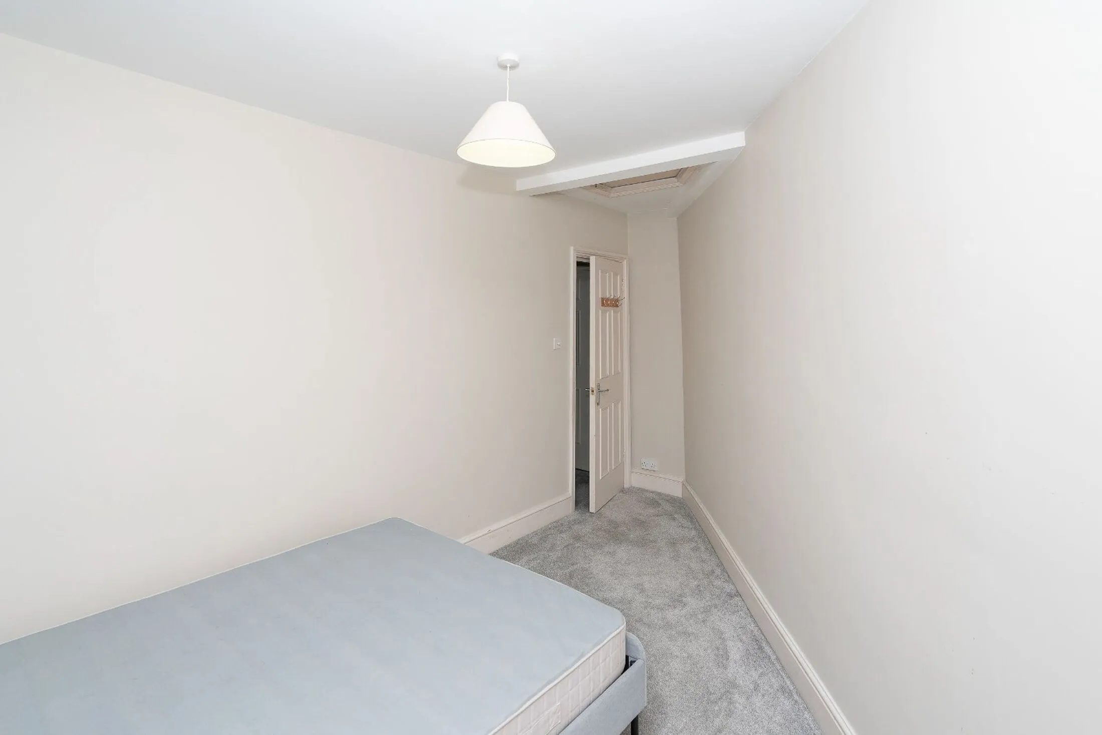 Room Leavesden Road in Watford