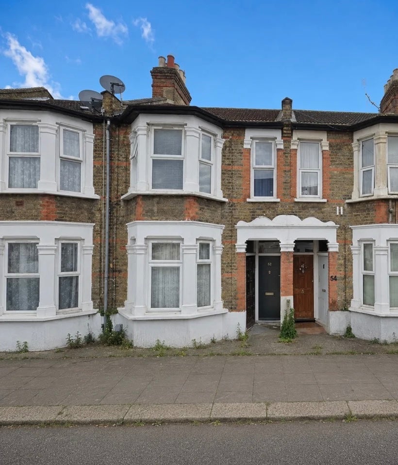 Flat Cheshunt Road in Greater London