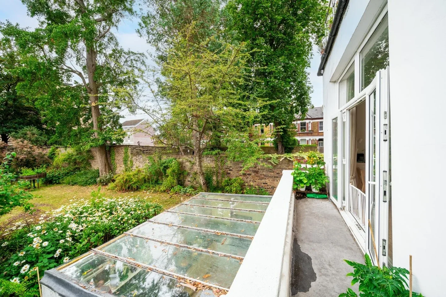 Flat Larkhall Rise in Greater London