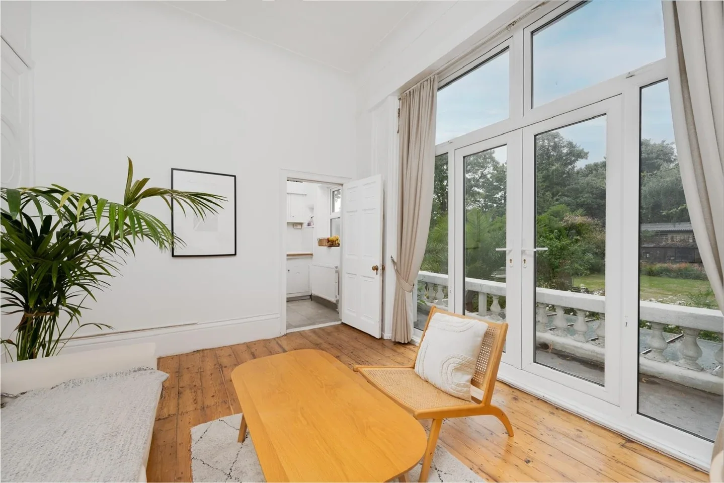 Flat Larkhall Rise in Greater London