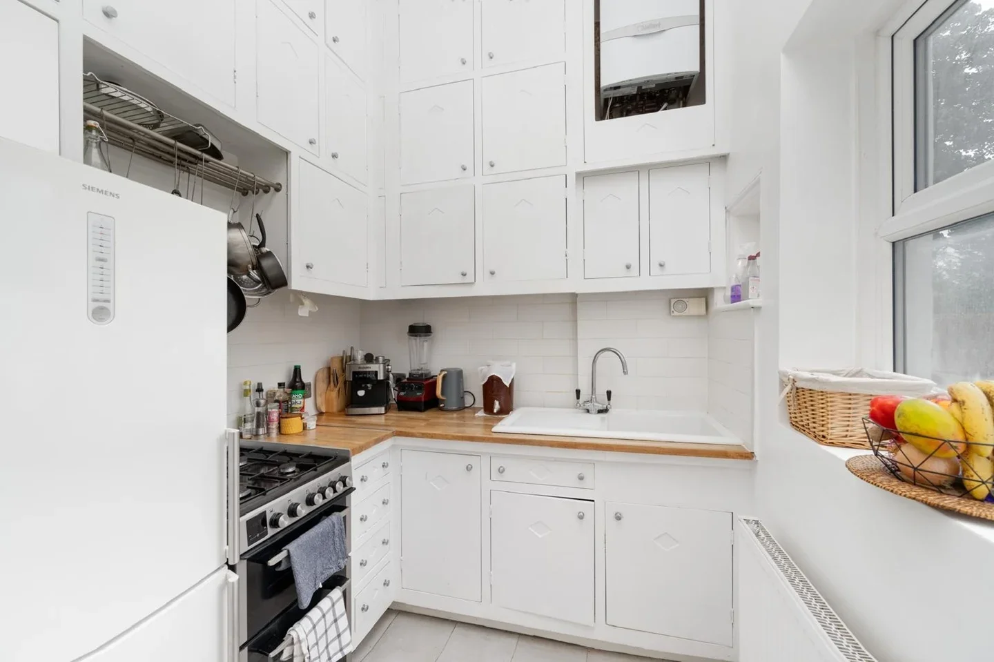 Flat Larkhall Rise in Greater London
