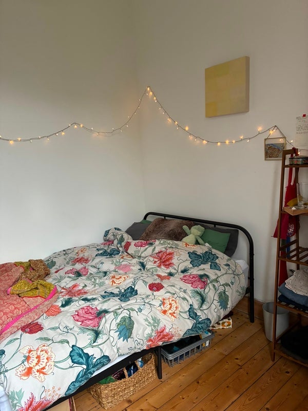 Room Hampden Lane in Glasgow