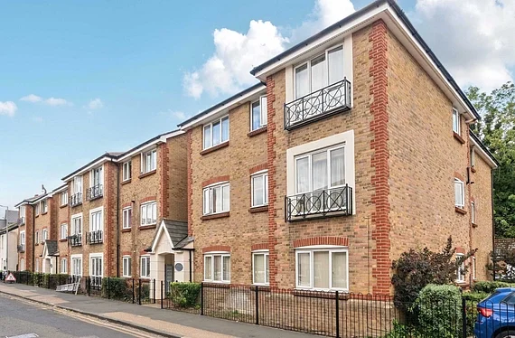 Flat Queen Elizabeth Road in Greater London