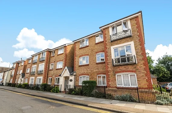 Flat Queen Elizabeth Road in Greater London