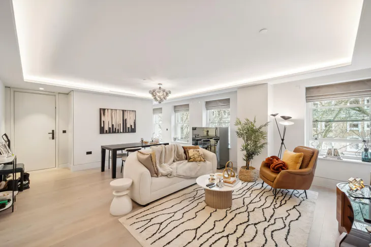 Flat Beaufort Gardens in Greater London