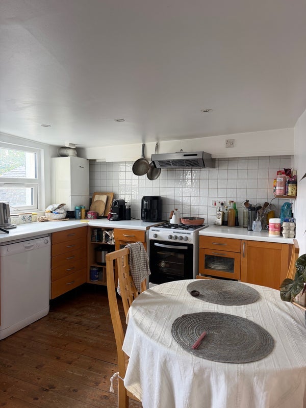 Room South Grove in Greater London