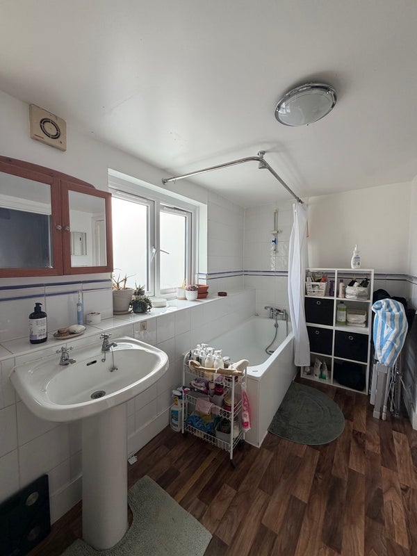 Room South Grove in Greater London
