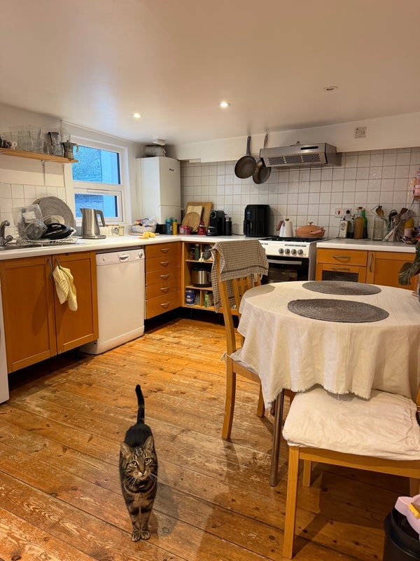 Room South Grove in Greater London