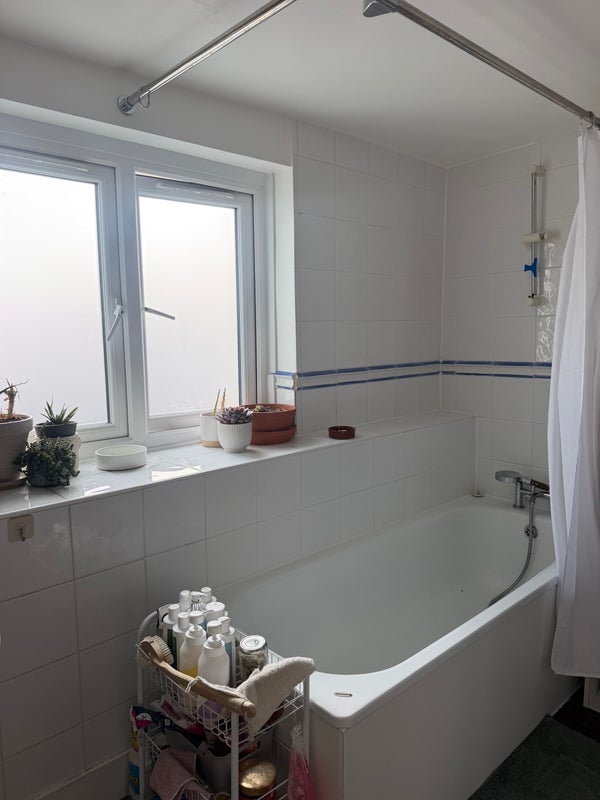 Room South Grove in Greater London
