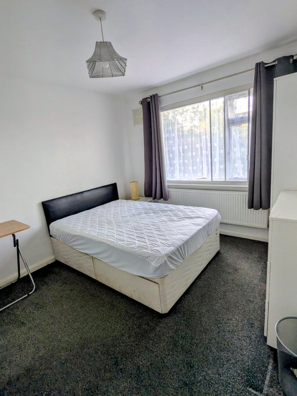 Room Cottesbrooke Close in Slough