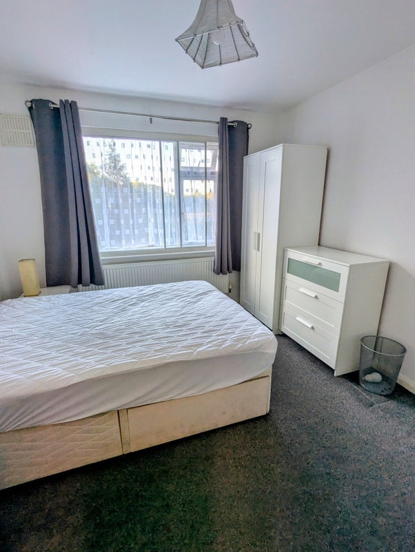 Room Cottesbrooke Close in Slough