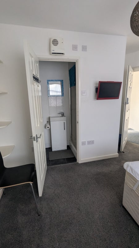 Room Cottesbrooke Close in Slough